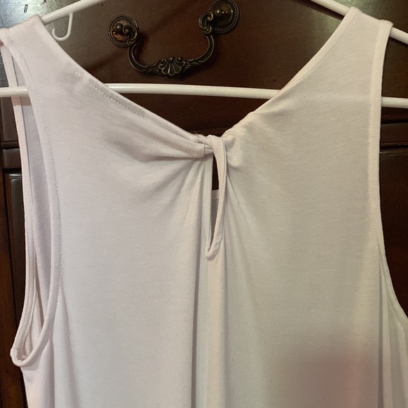 White sleeveless top - Picture 2 of 3